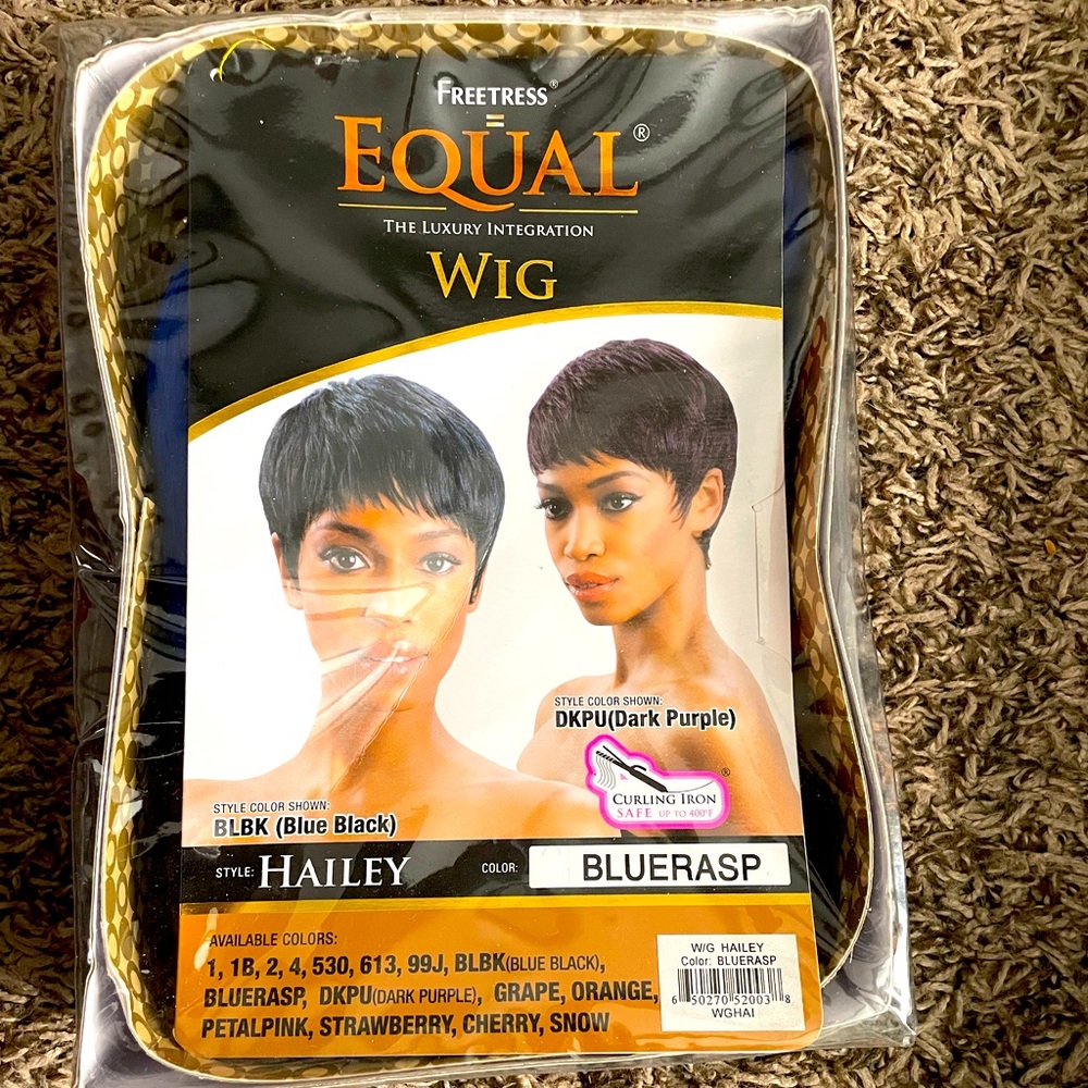 Freetress Equal synthetic“Hailey” wig in color Blue Rasp